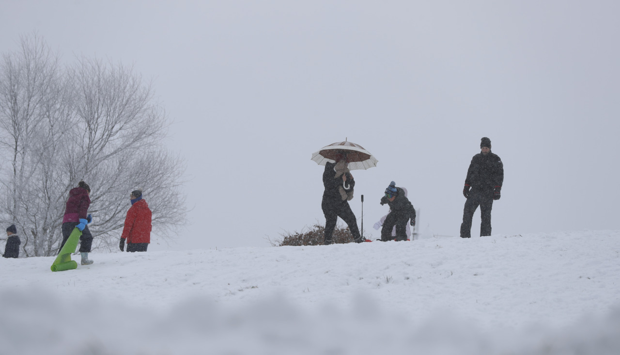 Varias personas se divierten en la nieve este domingo en Lugo