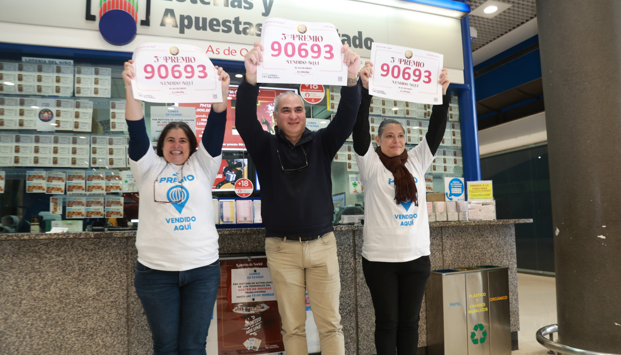 La administración As de Oros del Centro Comercial de Los Rosales, la número 20, dio un tercer premio del sorteo de la Lotería de Navidad, en el número 90693