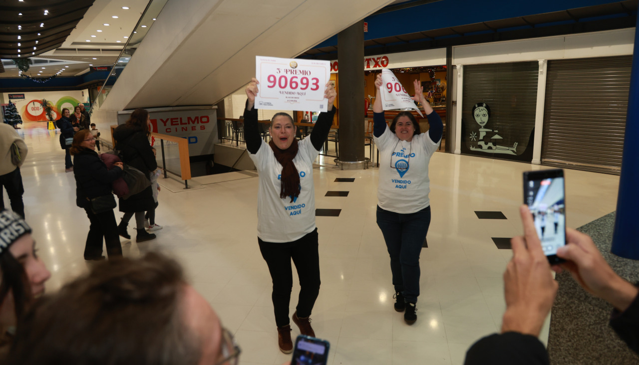 Fiesta en Los Rosales por la Lotería de Navidad