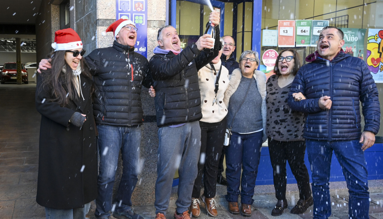Agraciados con el Gordo del Sorteo Extraordinario de la Lotería de Navidad, el 79432, lo celebran en La Bañeza