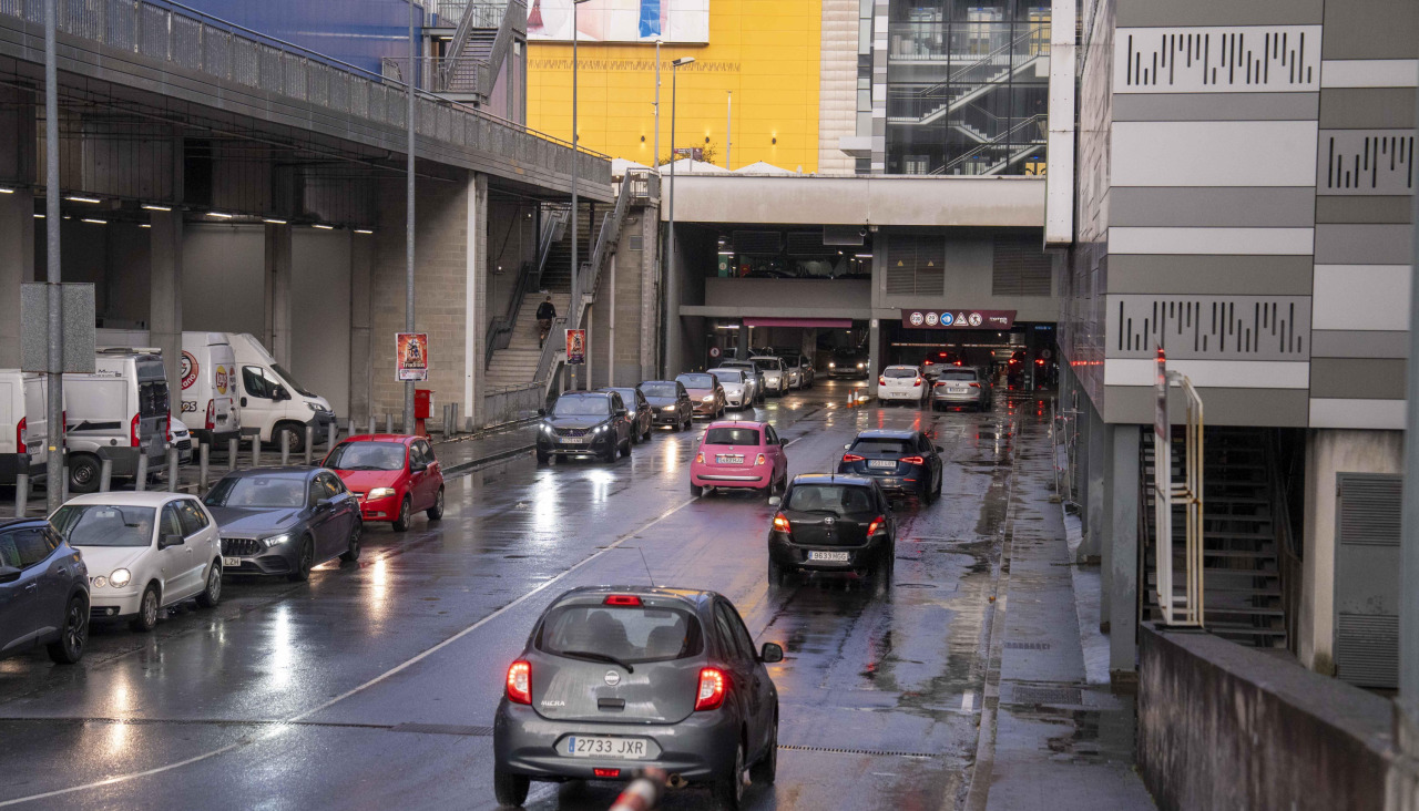 Atasco en la entrada de Marineda City en la tarde de este 23 de diciembre