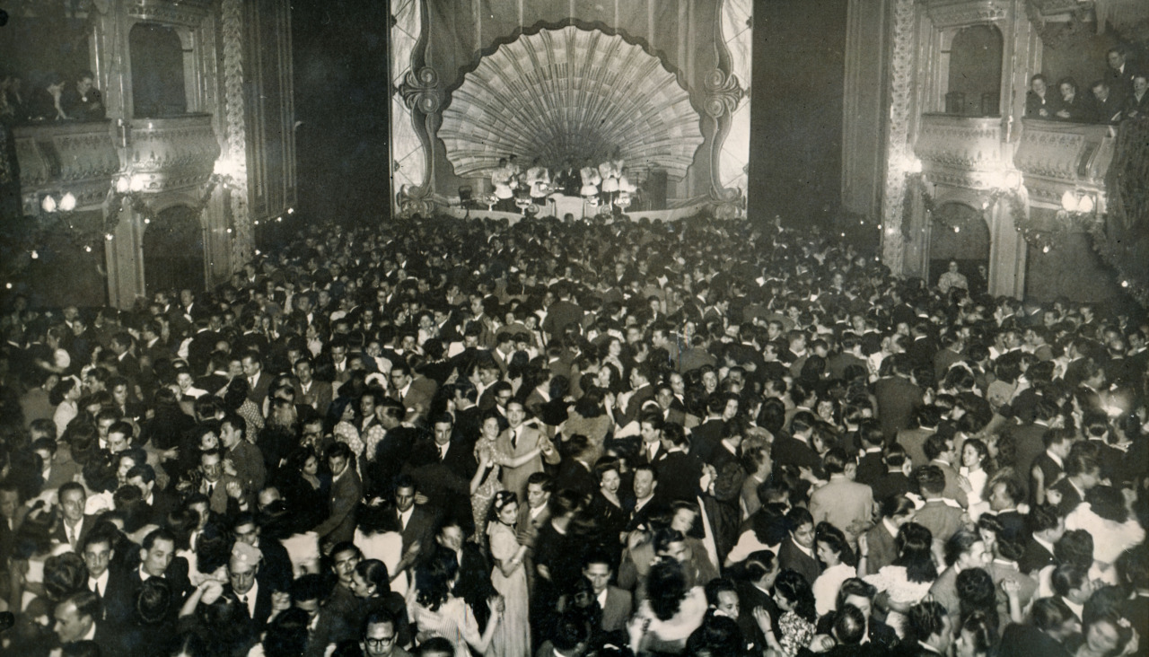 Un baile del Circo de Artesanos celebrado en el Rosalía en los años 40
