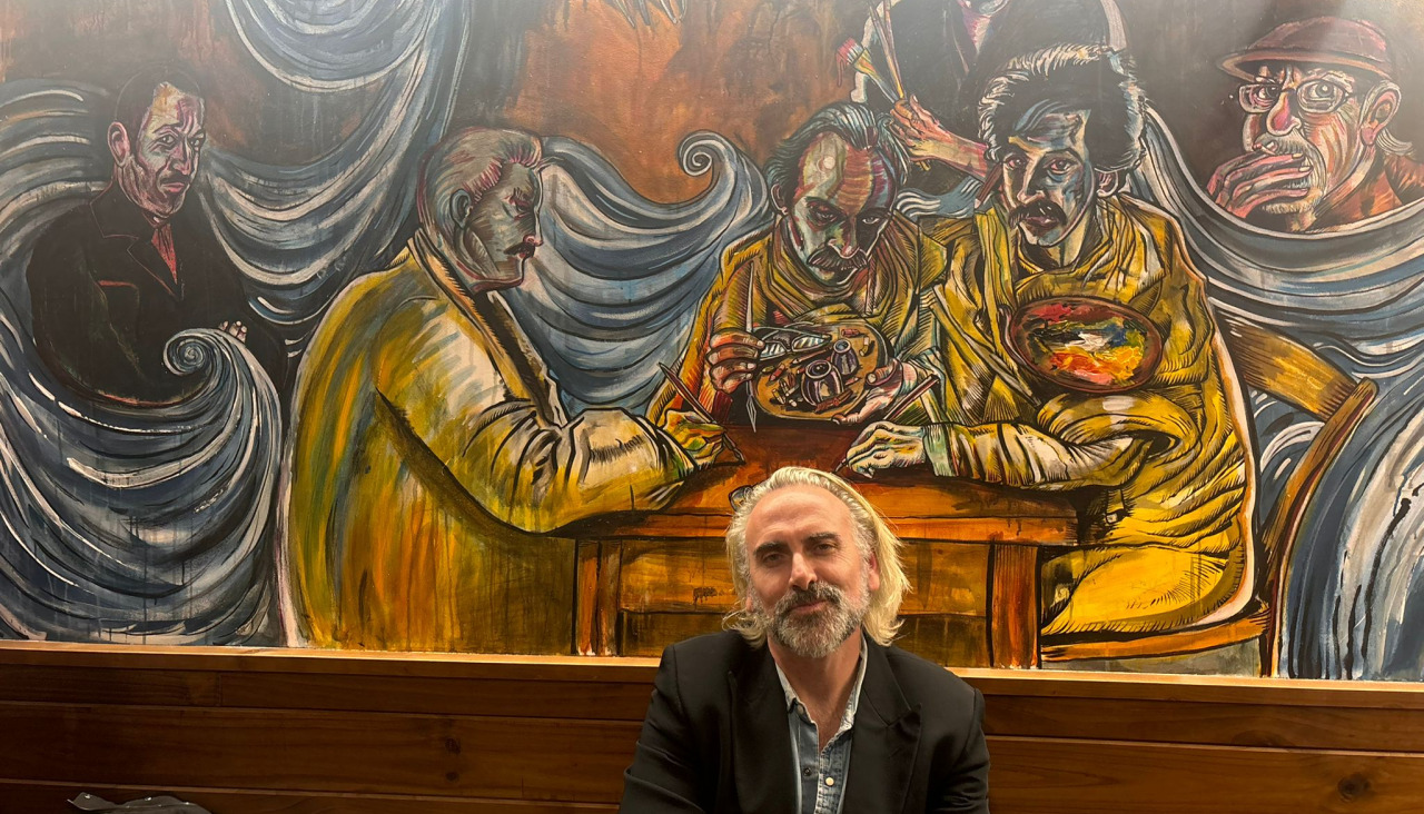 Álvaro Dorda posa delante de su mural en Vita K de la calle de la Estrella