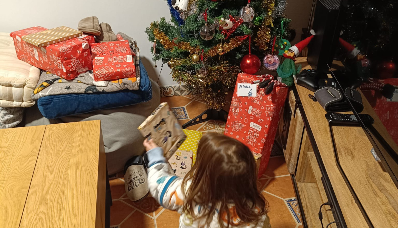 Papá Noel se pasó de madrugada por las casas de los niños de A Coruña y su área para dejarles regalos pedidos en sus cartas e, incluso, alguna sorpresa