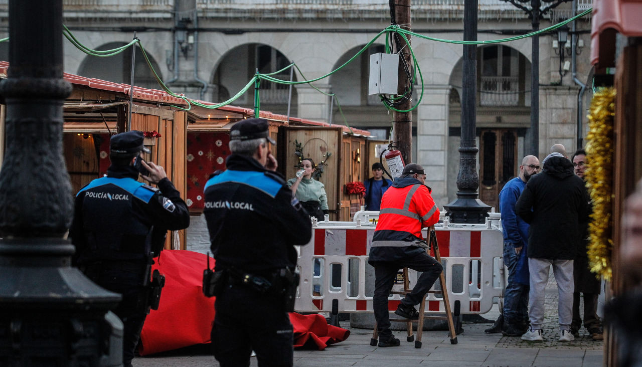 Dos agentes de la Policía Local, esta tarde, en el mercado navideño