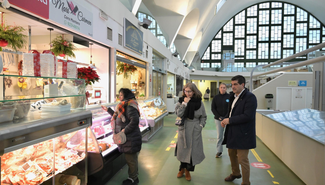 El director xeral de Comercio e Consumo, Gabriel Alén, visita el mercado de San Agustín de A Coruña