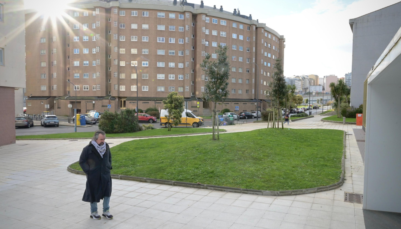 Una persona pasea, esta mañana, por las calles del barrio de Adormideras