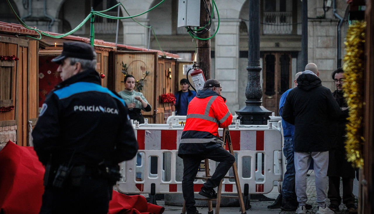 Momento en el que los comerciantes, la Policía Local y el técnico de la compañía eléctrica pactan para frustrar el apagón