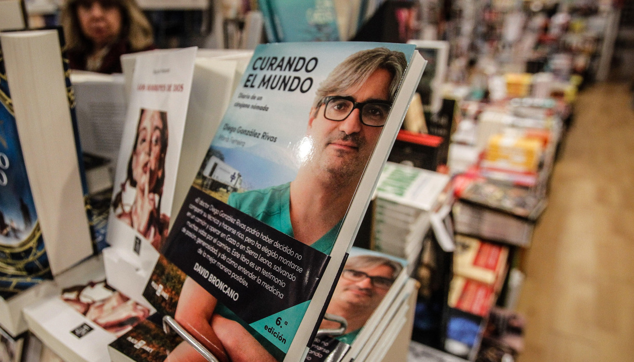 Una librería coruñesa con la obra de Diego González Rivas