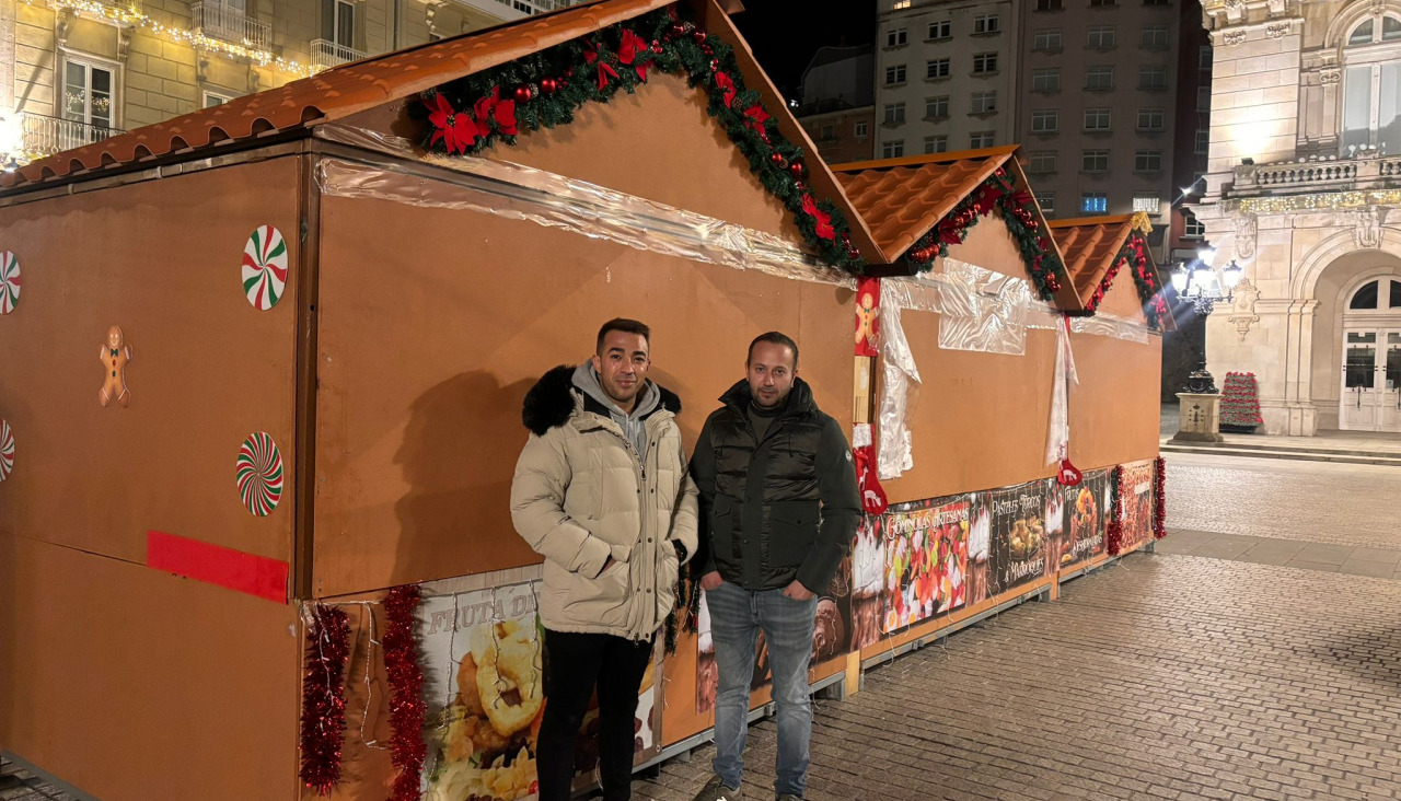 Claudiu Cotei (derecha), con uno de sus empleados