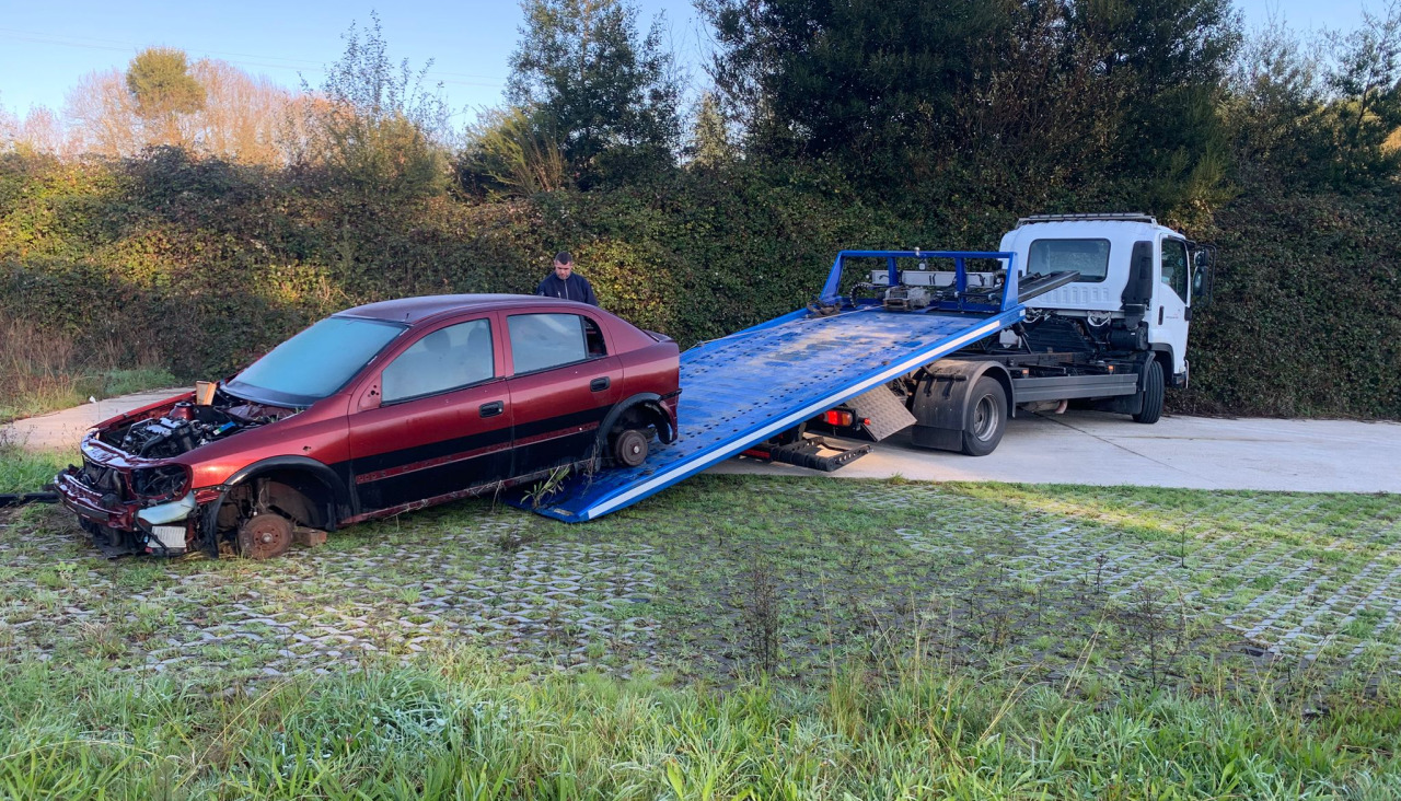 Retirada de uno de los vehículos