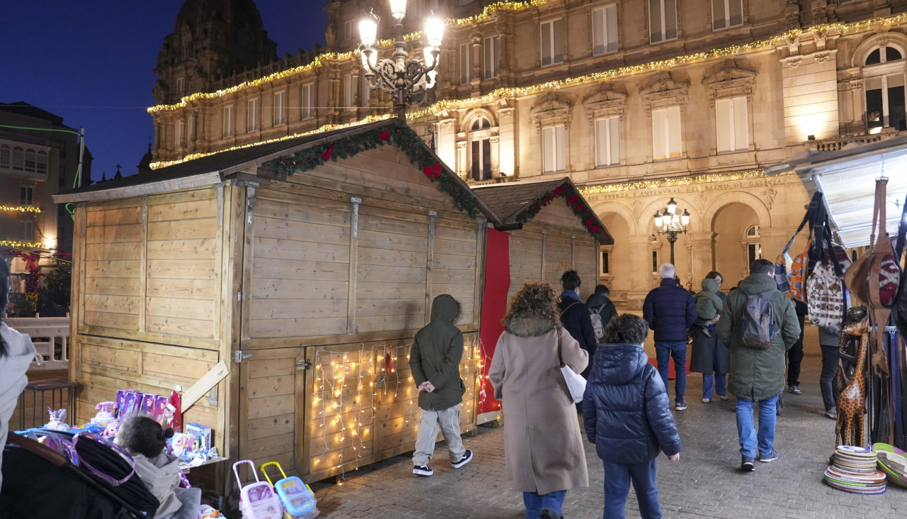 Varias personas pasean ayer por delante de las casetas de hostelería cerradas