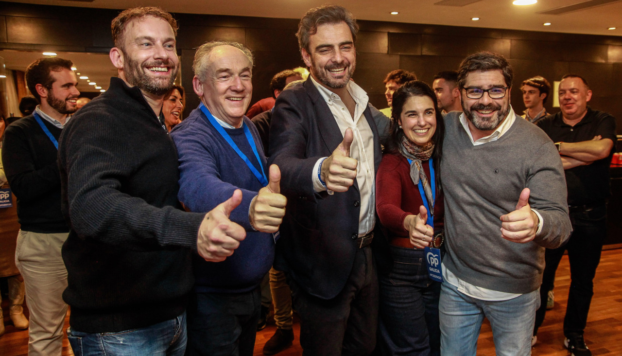 Nazareth Cendán, entre Diego Calvo y Roberto Rodríguez, en la celebración de los resultados de las elecciones autonómicas