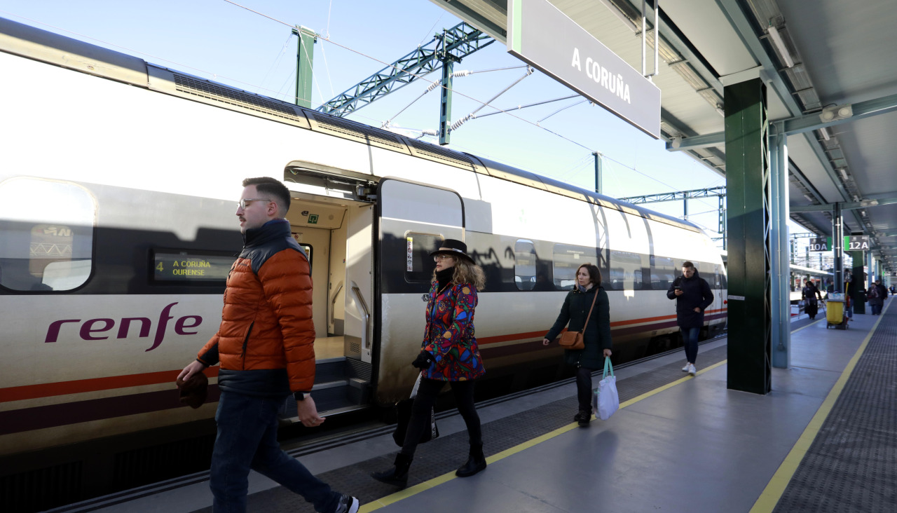 Pasajeros de tren, a su llegada a la estación de A Coruña