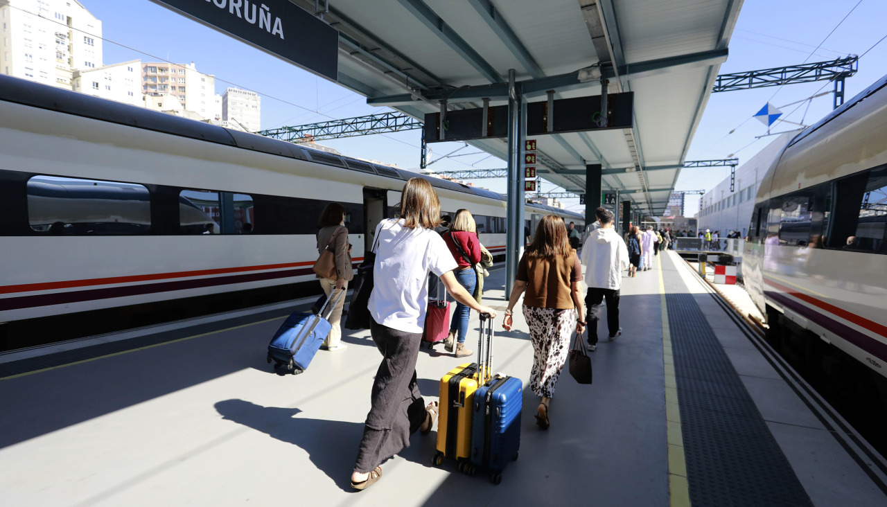 Tres viajeros, a su llegada a la estación de tren de A Coruña