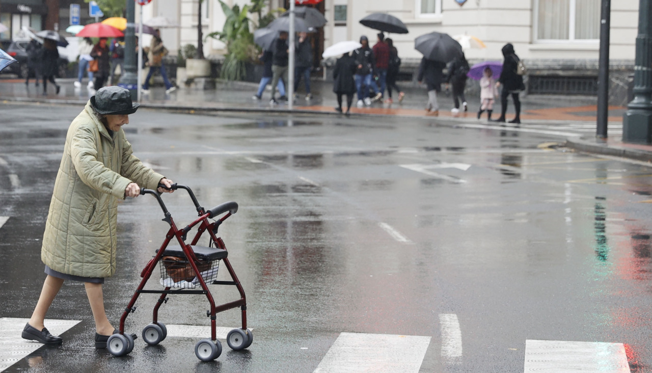 Una pensionista cruza un paso de cebra