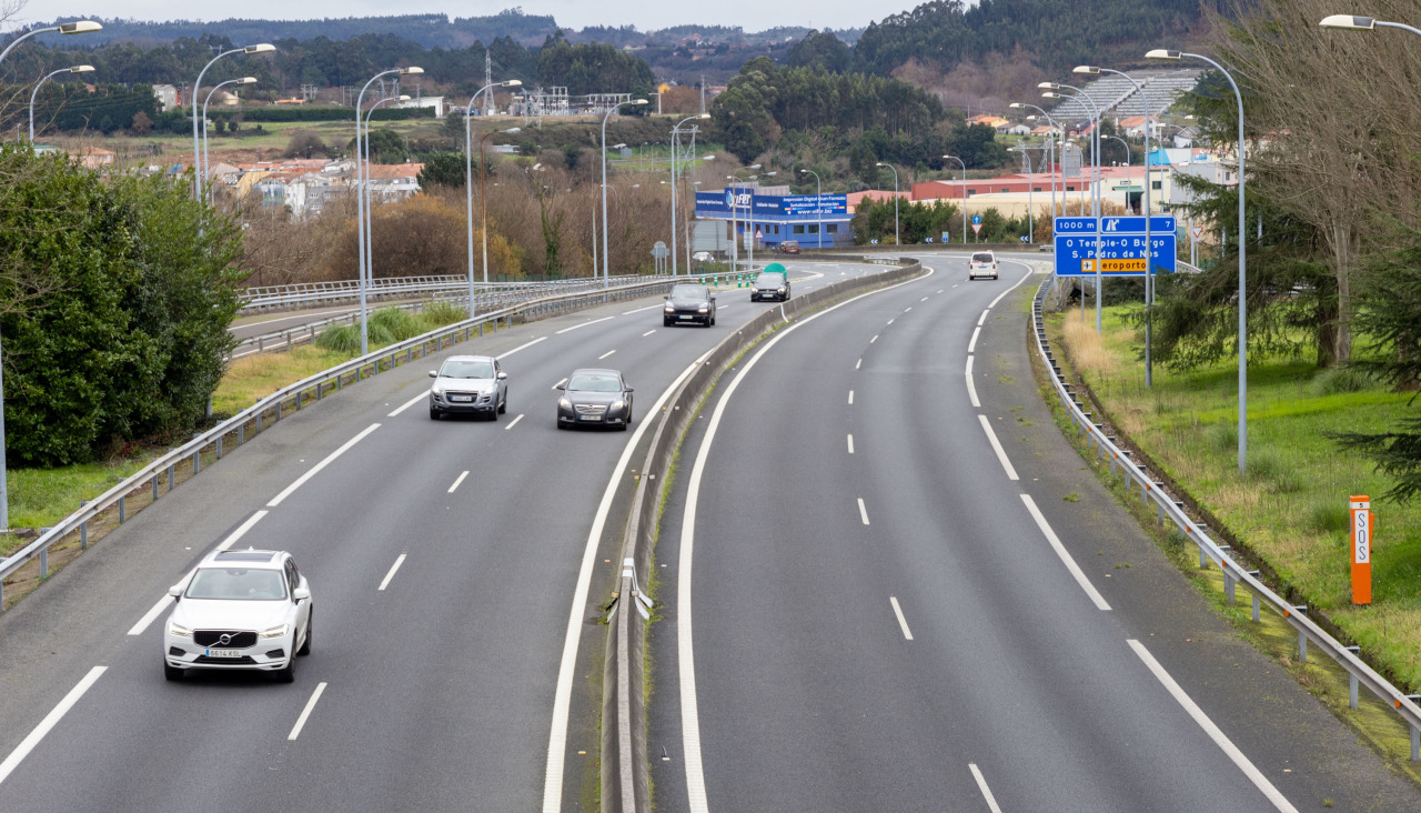 Varios coches circulan por la AP-9