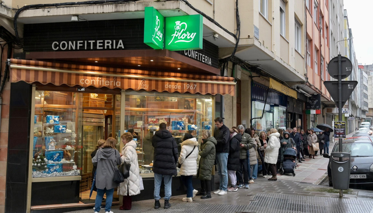 La cola en la puerta de la confitería Flory, ayer