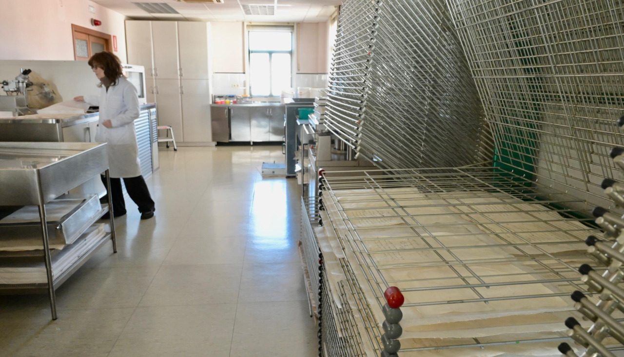 Una de las máquinas de serografía, con Villares de fondo