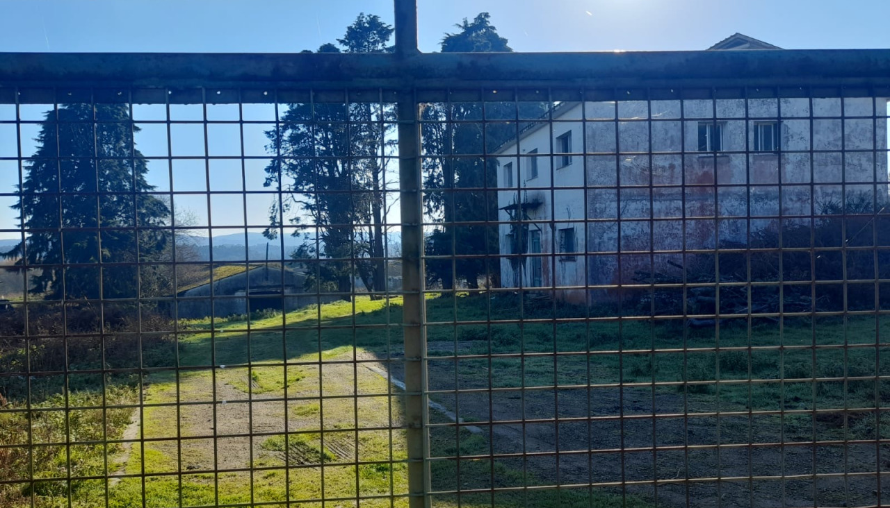 El solar, que en su momento acogió una granja avícola, se encuentra en el lugar de O Loureiro