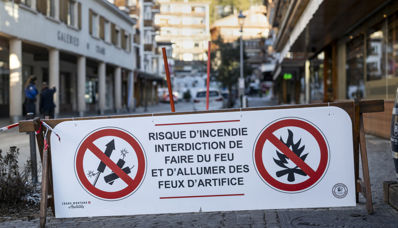 Vista de un cartel que prohibe los fuegos artificiales por riesgo de incendio en el lugar