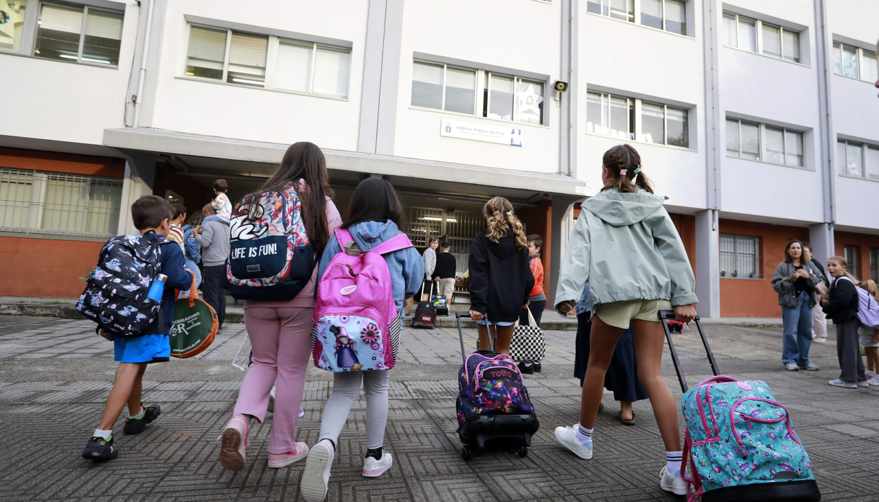 Alumnos del CEIP Emilia Pardo Bazán, a su llegada al colegio el primer día de este curso