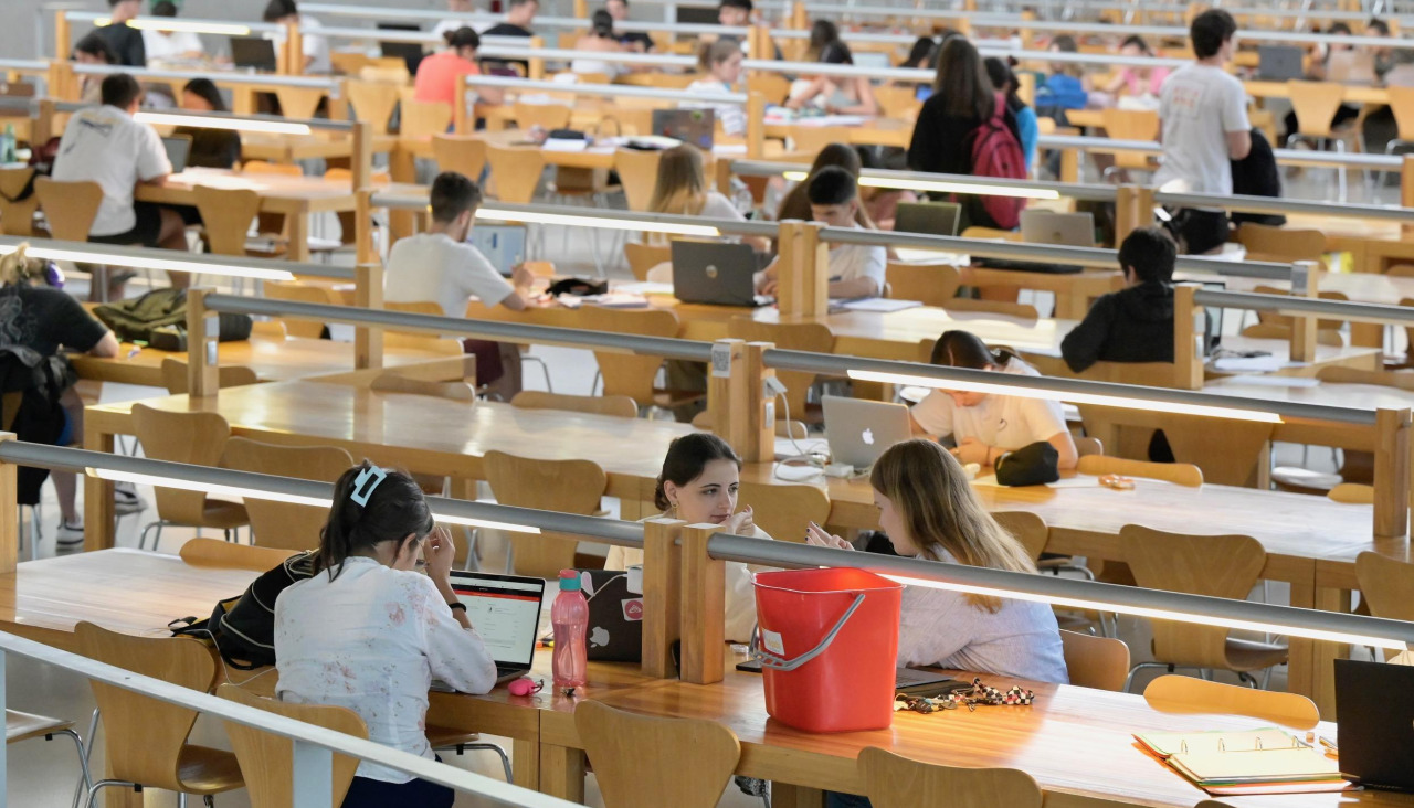 Estudantes universitarios preparan os seus exames nunha biblioteca do campus coruñés