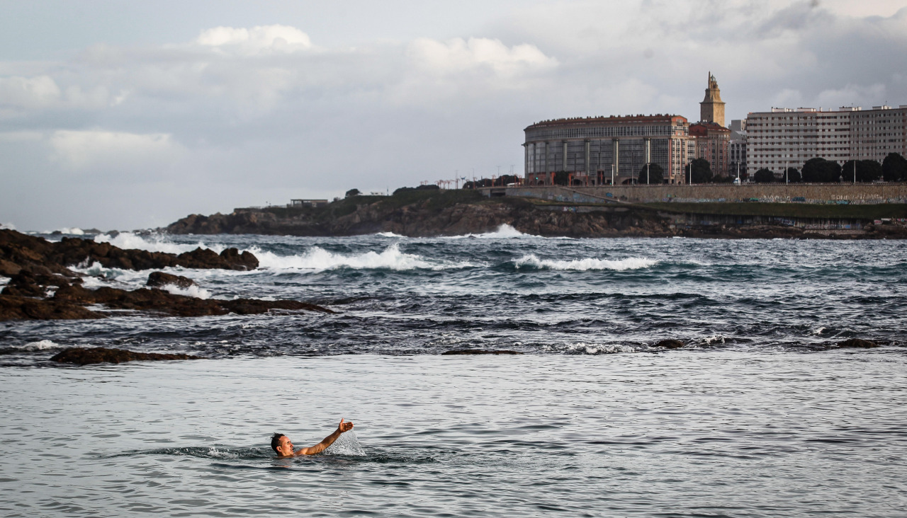 Un bañista desafío el frío en Riazor