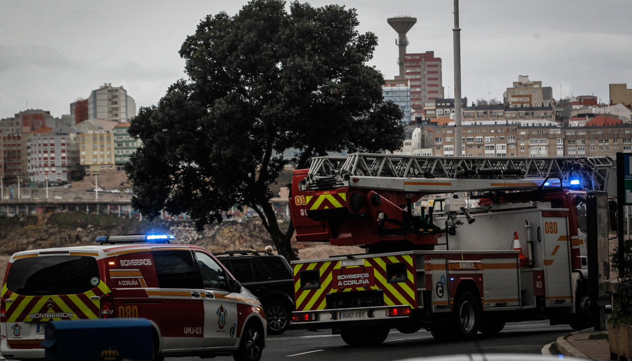 Bomberos recorriendo la avenida de Buenos Aires