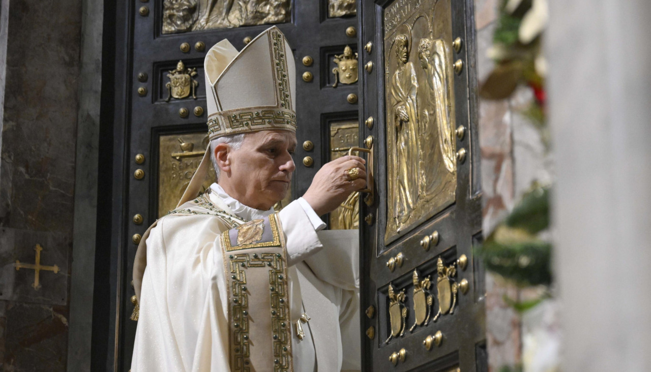 El papa León XIV procede a cerrar la Puerta Santa del Vaticano, este martes, durante la clausura del Jubileo