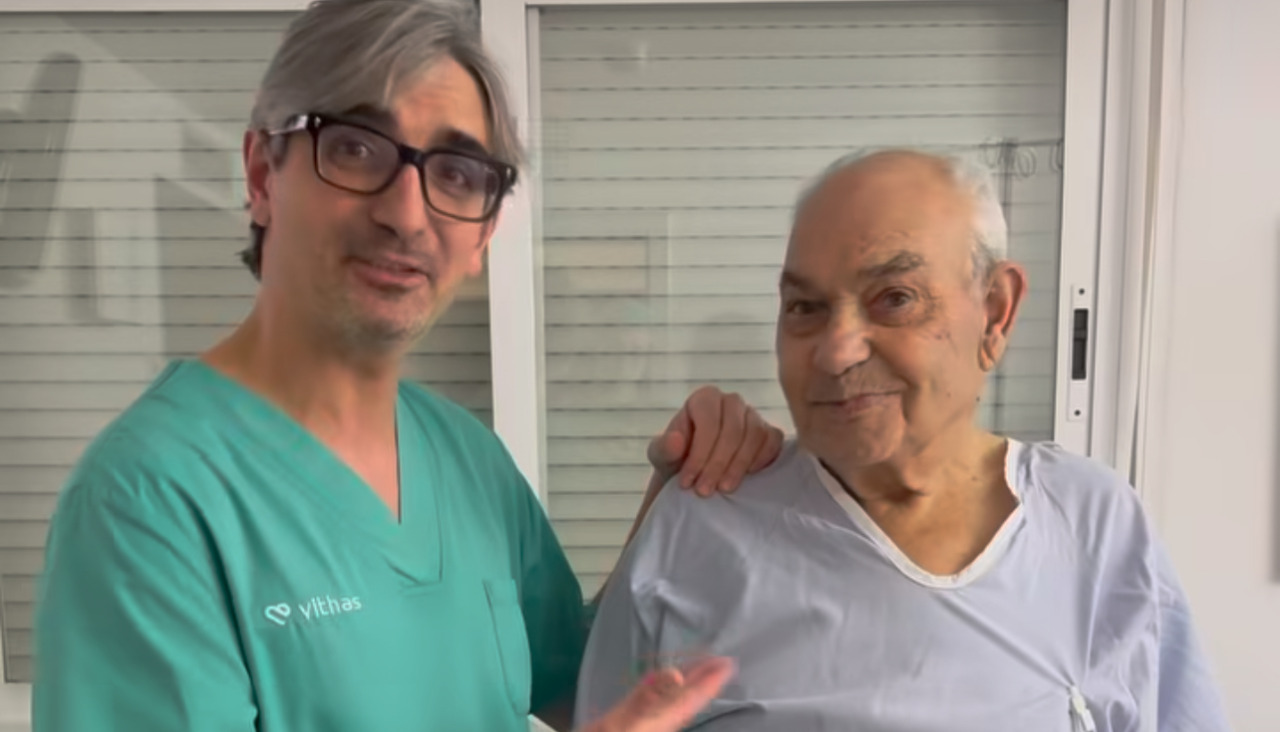 Diego González Rivas con su paciente Amancio