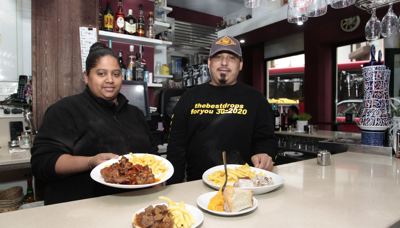 Merlin de la Rosa y Yoel Mejía, con algunas de las raciones y tapas de toda la vida del Puerta del Sol