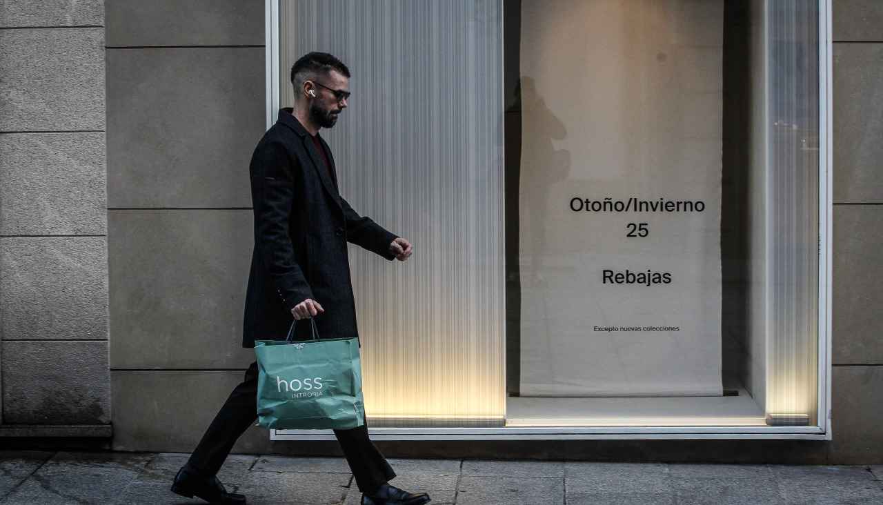 Después del día de Reyes, los coruñeses tomaron zonas como la calle Compostela, la plaza de Lugo o los centros comerciales para hacerse con las 'gangas' rebajadas