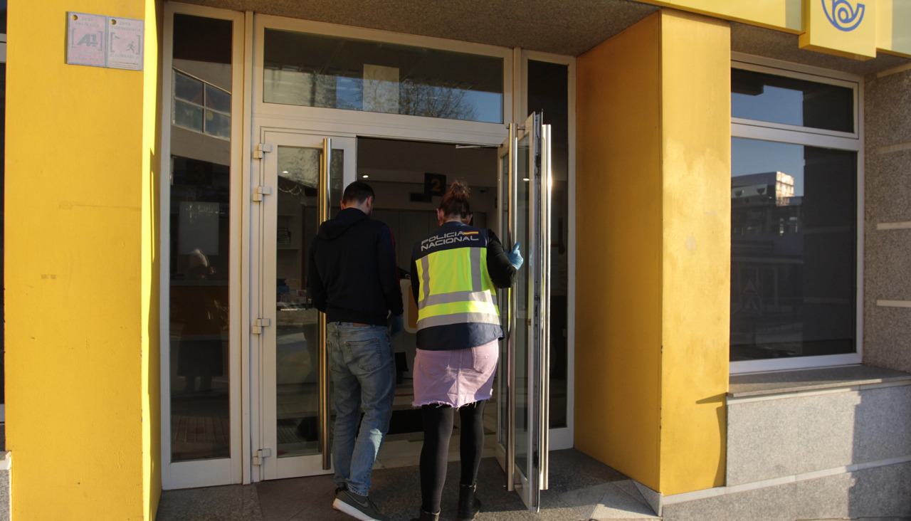 Miembros de la Policía Científica entran en la oficina de Correos que fue objeto de un robo el pasado 30 de diciembre | P.g.f.