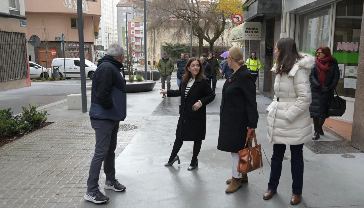 Visita de la alcaldesa a la calle Sagrada Familia, este jueves