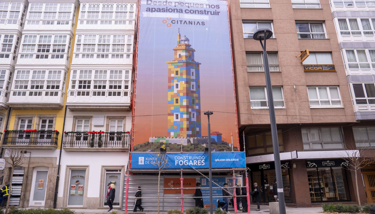 Imagen de la torre de Hércules en la fachada del edificio