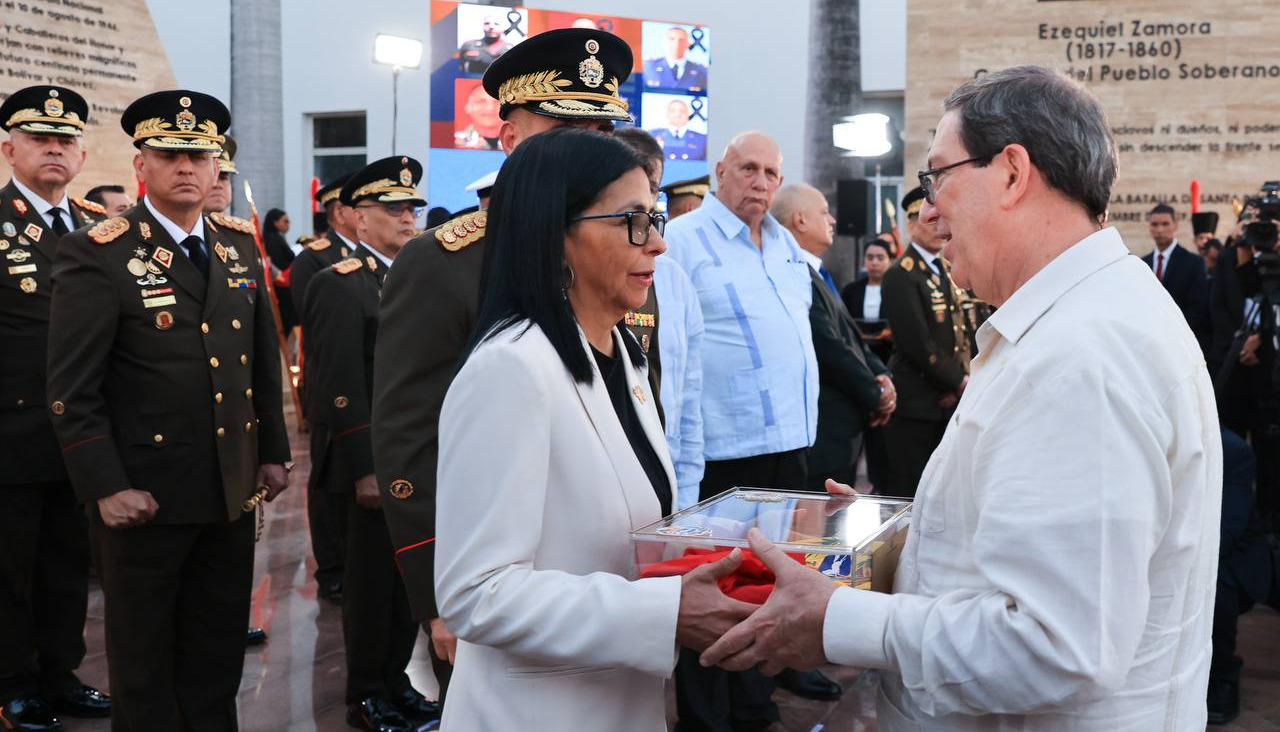 Fotografía difundida por el Palacio de Miraflores de la presidenta encargada de Venezuela, Delcy Rodríguez (i), y el canciller de Cuba Bruno Rodríguez durante un homenaje a Héroes y Mártires caídos y heridos en defensa de la Patria
