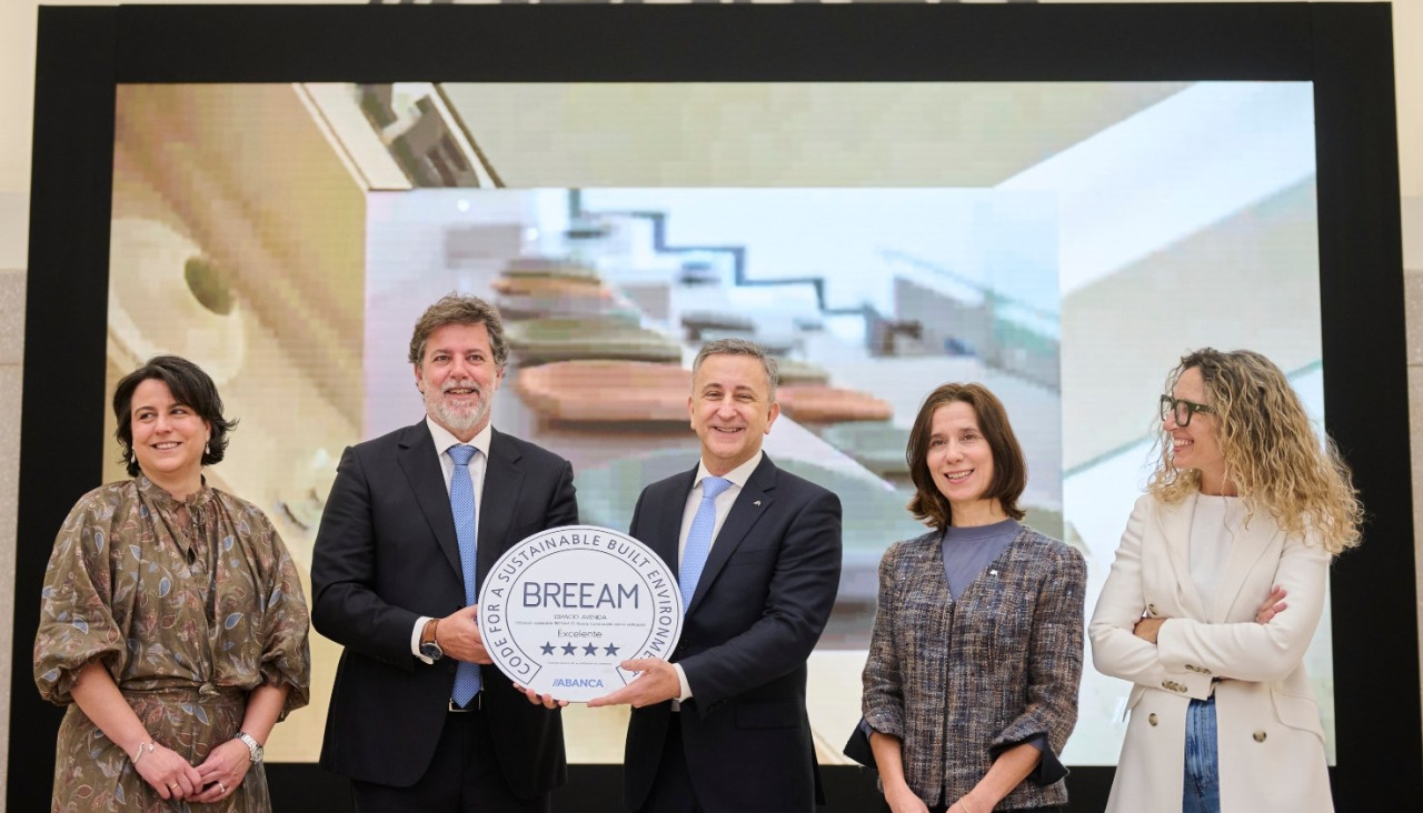 Patricia Rodríguez, certifications manager de BREEAM; Carlos Calvo, director general de ITG; Óscar Salgado, director territorial A Coruña de Abanca; Pilar Ceide, gerente de Proyectos del área de Inmuebles de Abanca, y Mara R. Hermida, technical manager de