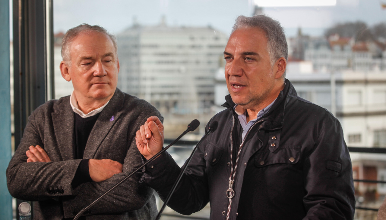 El presidente del PP de A Coruña, Miguel Lorenzo, y el vicesecretario nacional de Política Autonómica y Municipal y Análisis Electoral del PP, Elías Bendodo