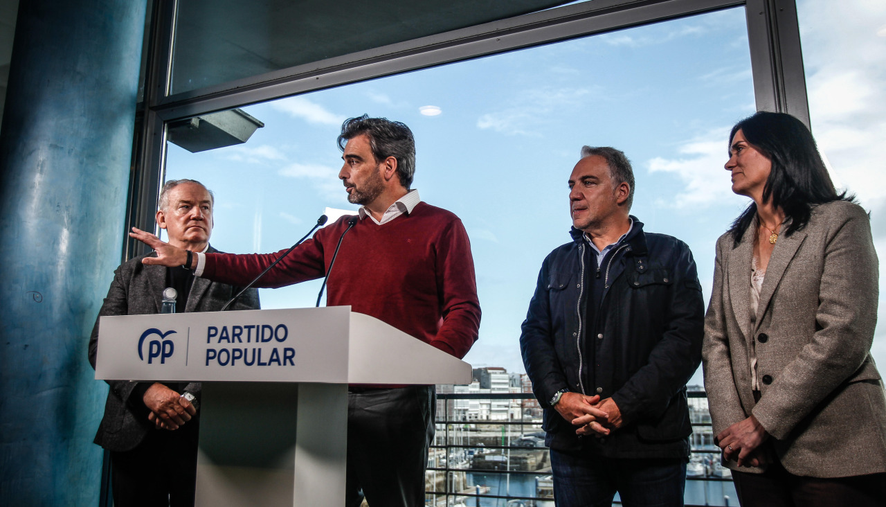 Diego Calvo (centro izq.) durante la presentación del congreso del PP en Palexco