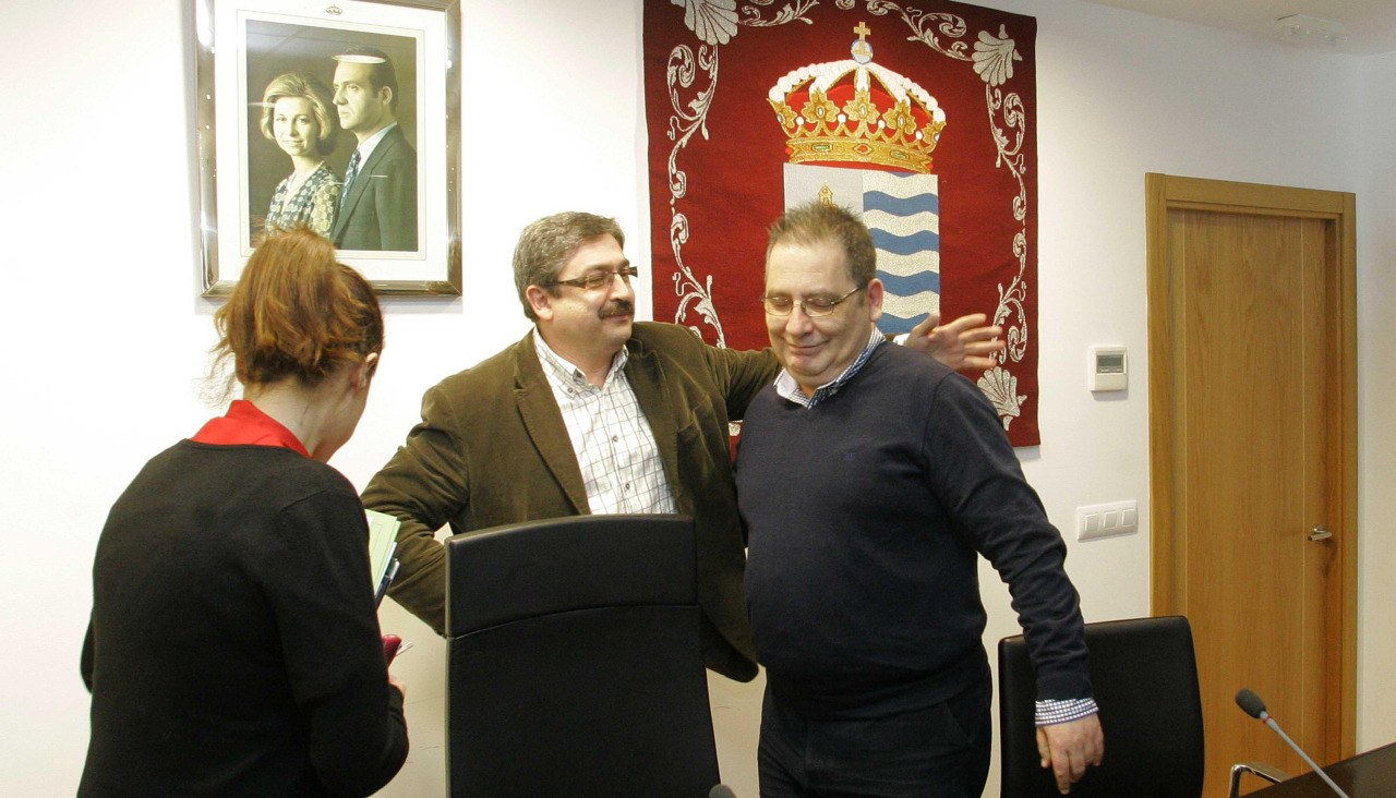 Jesús Veiga (i) y Juan Antonio Maceiras (d), el día de la dimisión del segundo como alcalde de Miño