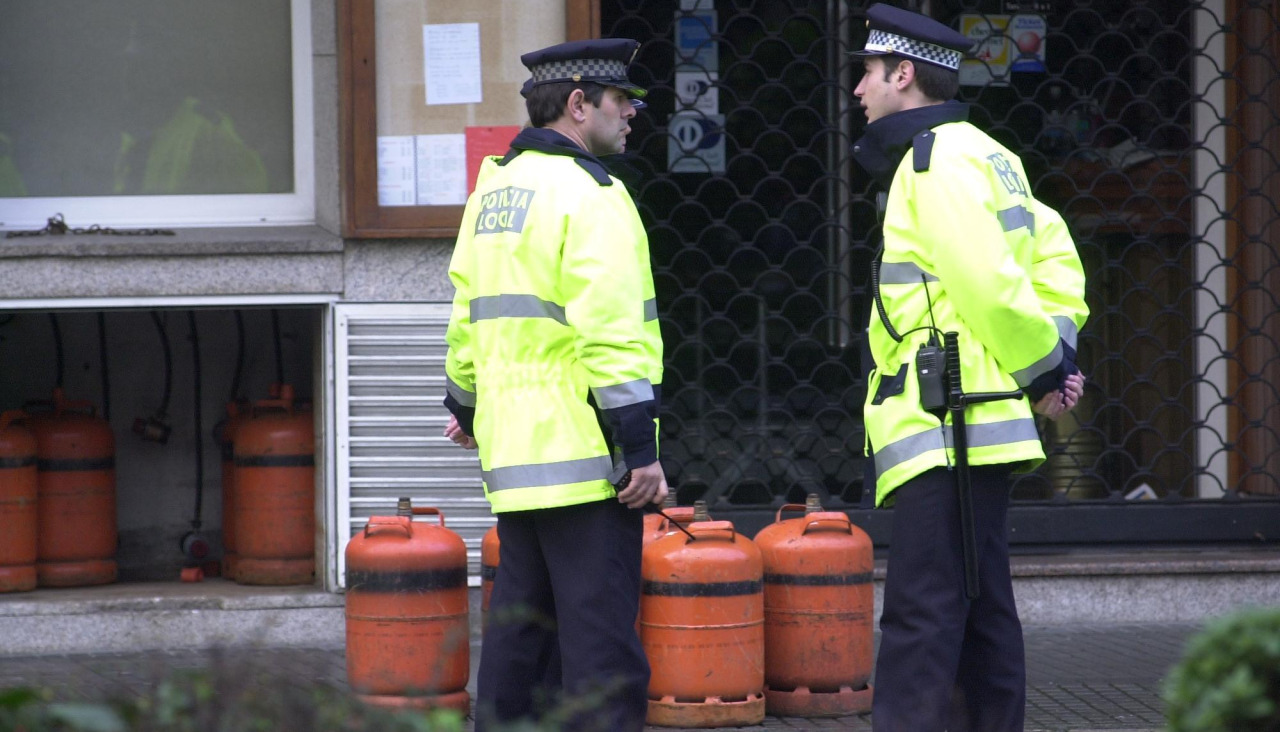 Agentes de la Policía Local, hace 25 años, en el bajo de Ramón y Cajal