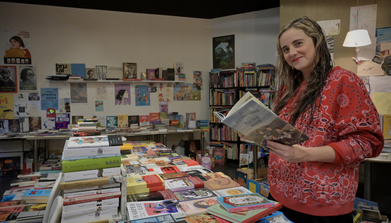Irene Álvarez Lata, en el interior de la librería Berbiriana