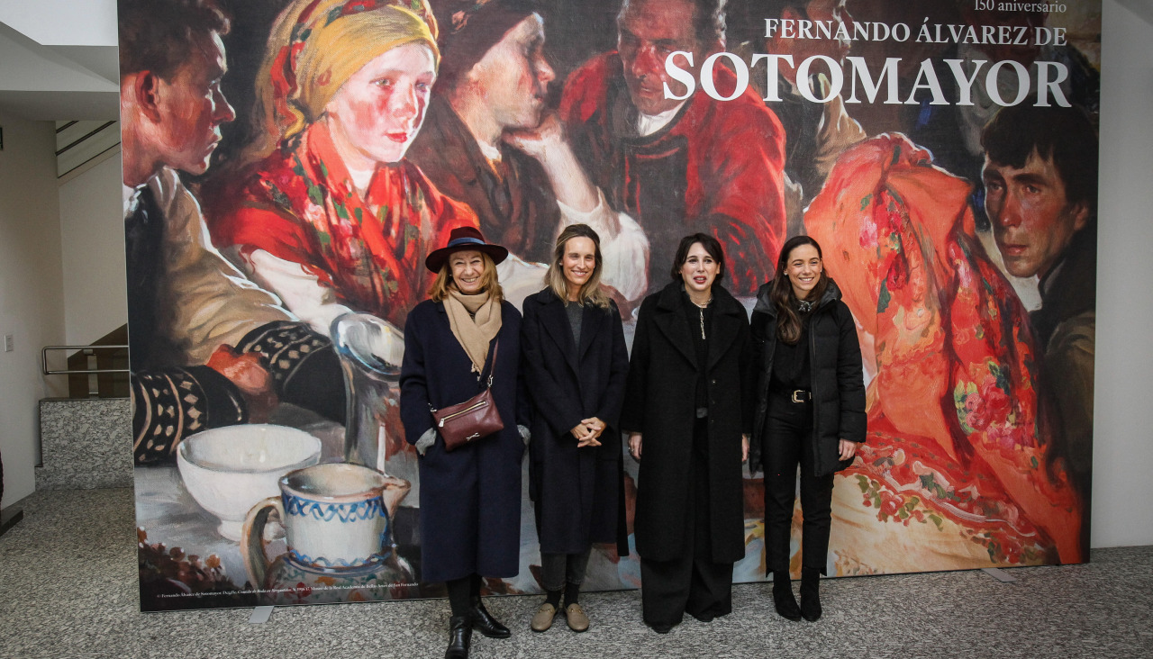 La familia del pintor posa junto a la conselleira, ayer en la Fundación Barrié