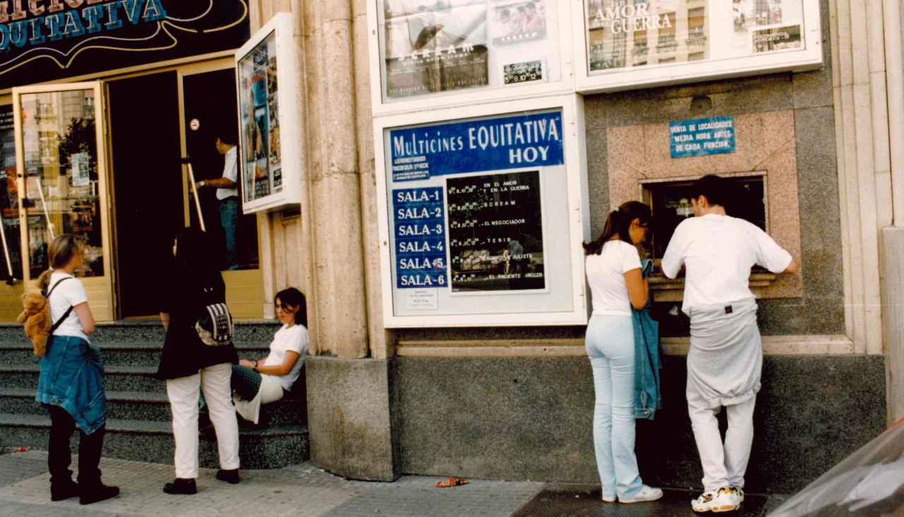 Varias personas, a las puertas de los Cines Equitativa en 1996 