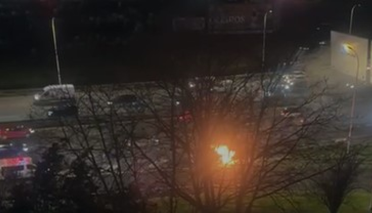 Momento en el que ardía uno de los coches incendiados en marcha este 12 de enero en A Coruña