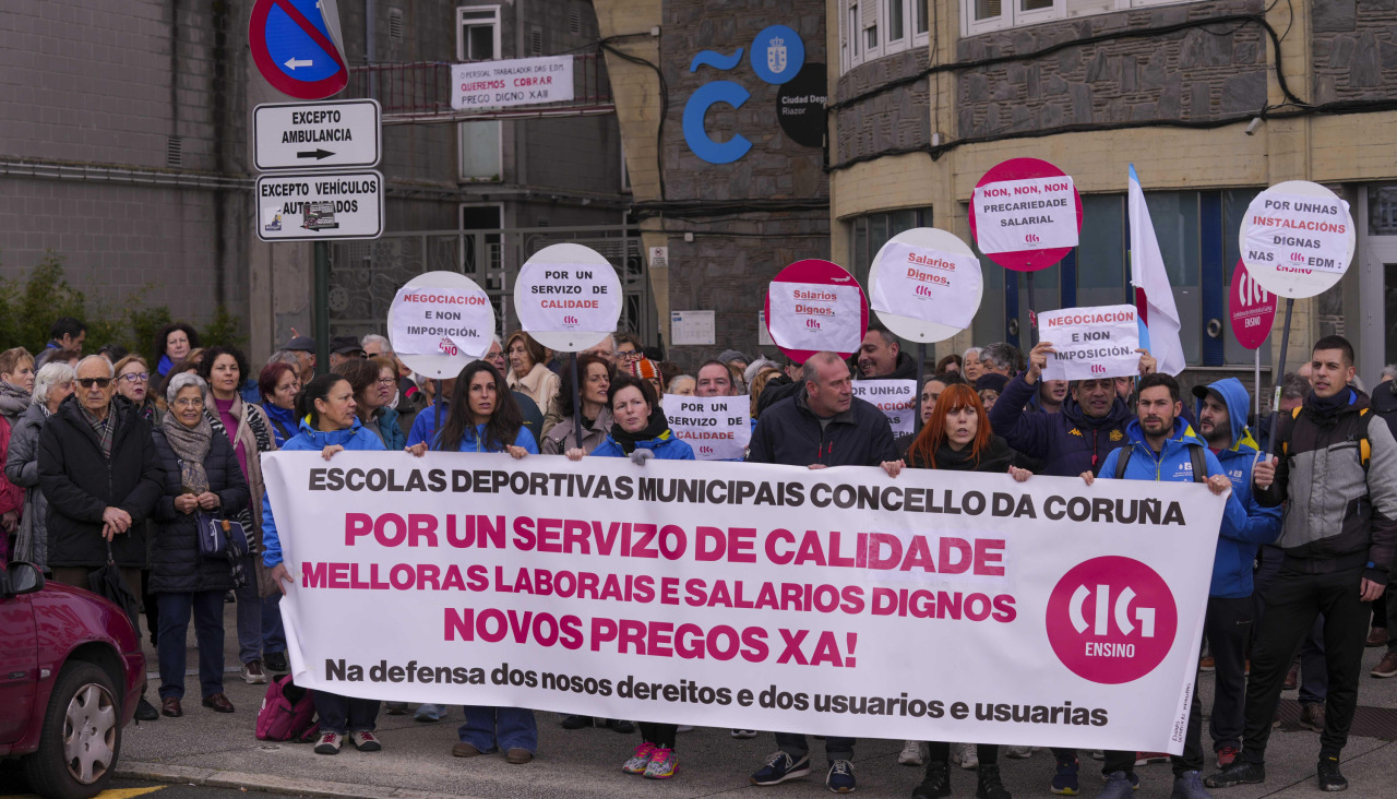 Los trabajadores, esta mañana frente al pabellón de Riazor