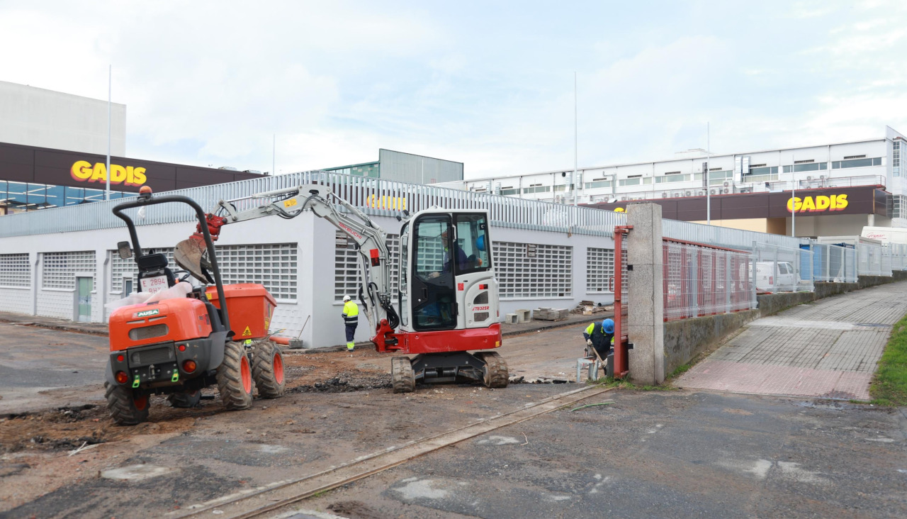 Obreros trabajan en la obra del nuevo Gadis de A Grela
