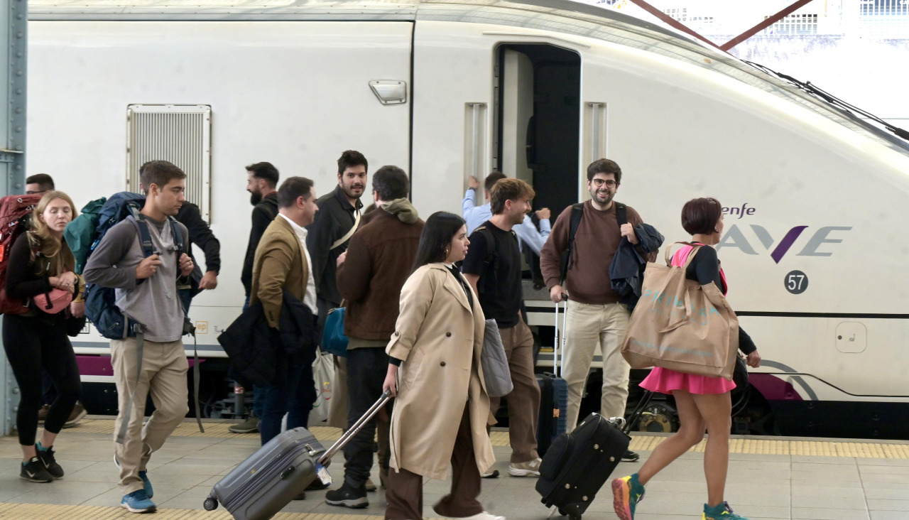 Varios pasajeros del AVE de Madrid llegan a la estación de A Coruña