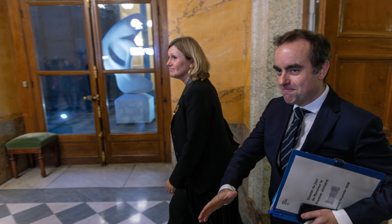 Lecornu afontó este miércoles una moción de censura
